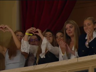 The hall was packed with "rubias tarradas"