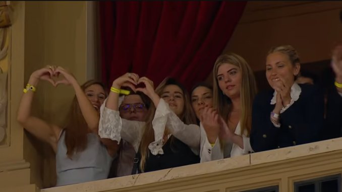 The hall was packed with "rubias tarradas"